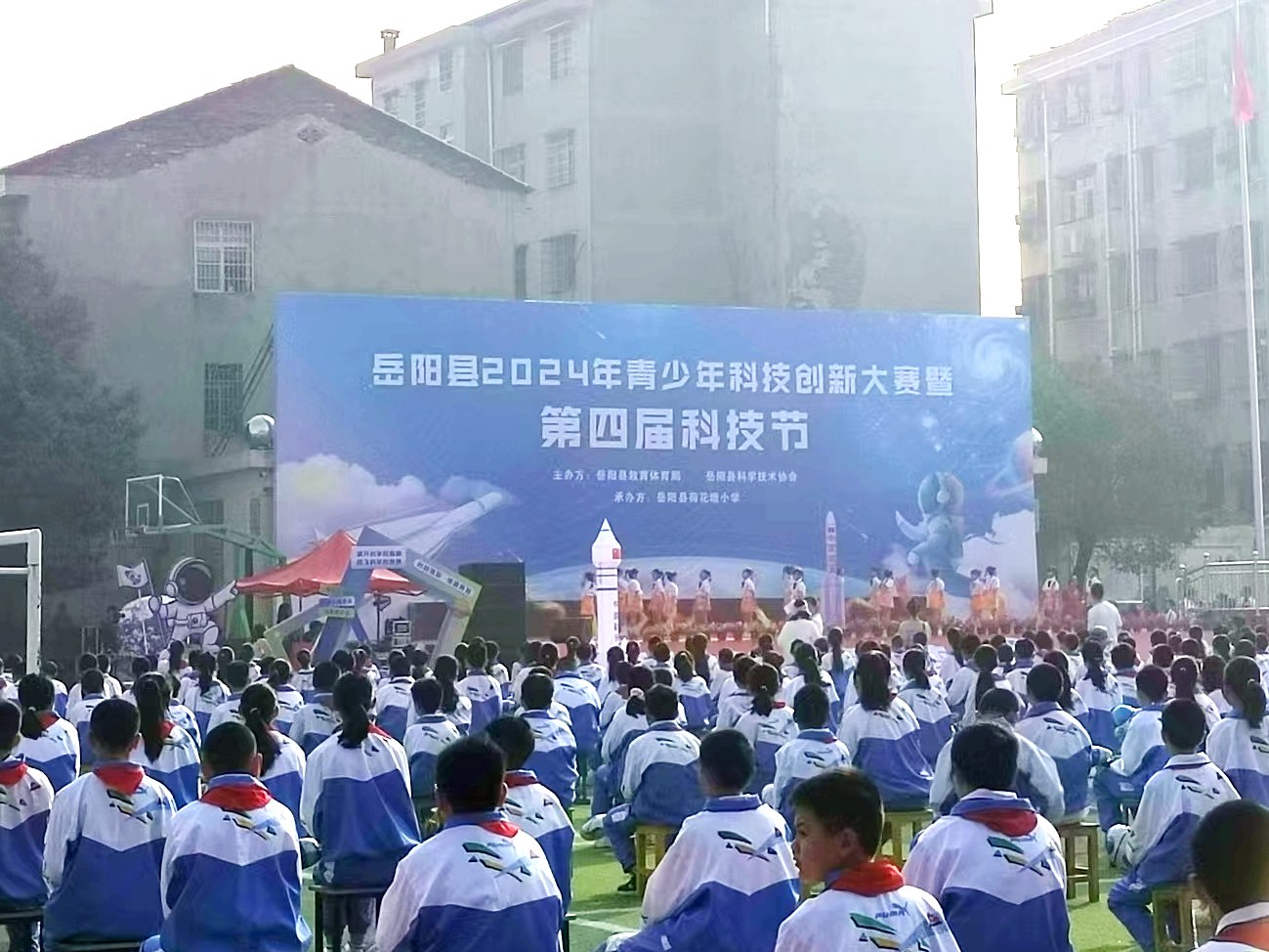 开云手机在线登陆入口宣传车亮相“岳阳县2024年青少年科技创新大赛暨第四届科技节”